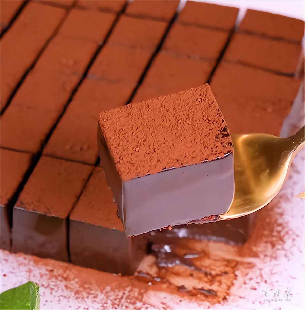 不用烤箱在家也能做的巧克力熔岩蛋糕，甜香味美